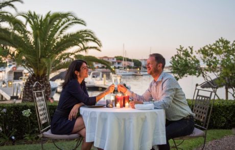 Un repas au bord de l'eau au restaurant 1 étoile L'Almandin à Saint-Cyprien